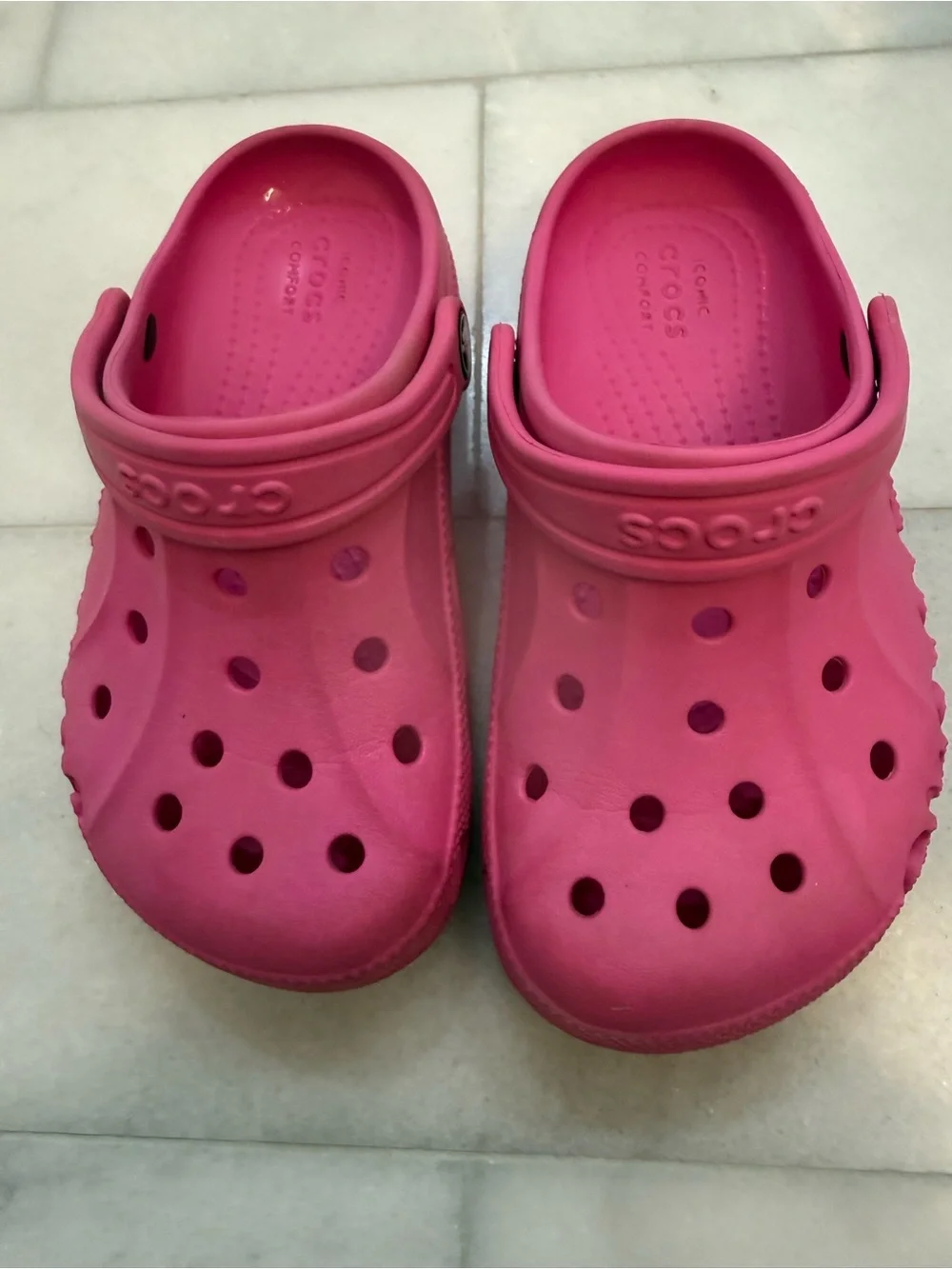 CROCS Kids Classic Clog in Bright Pink. Size 1